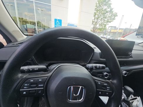 Used 2023 Honda CR-V EX image 7