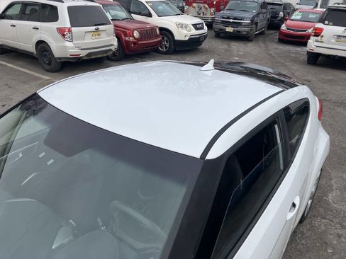 Used 2015 Hyundai Veloster image 12