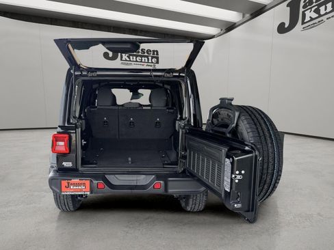 Used 2025 Jeep Wrangler Unlimited Sahara AWD/4WD image 6