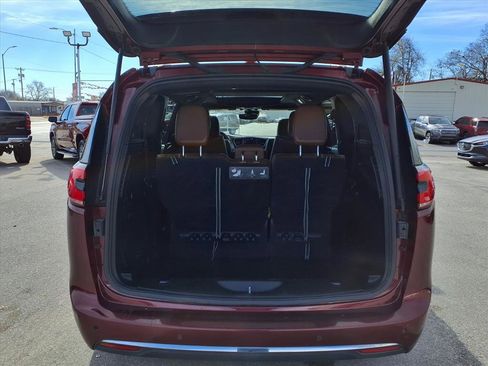 Used 2021 Chrysler Pacifica Limited w/ Uconnect Theater Family Group image 18