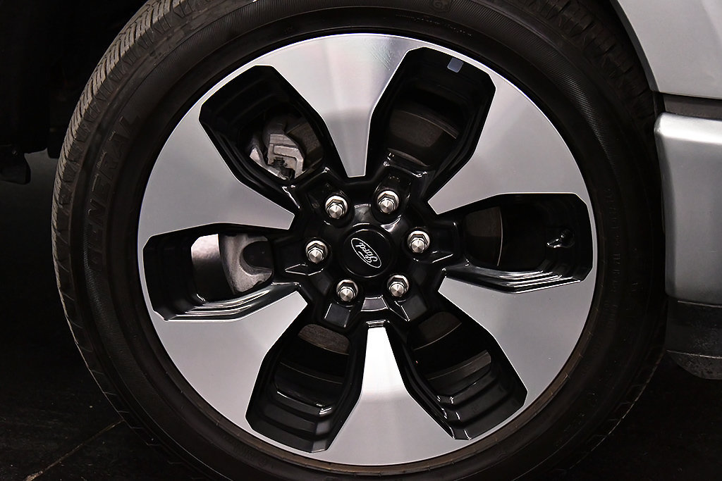 Used 2024 Ford F150 Lightning Platinum AWD/4WD image 9