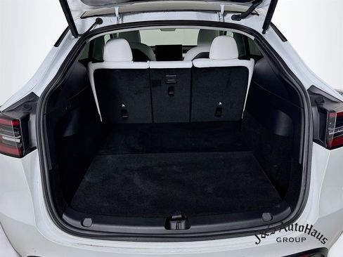 Used 2022 Tesla Model Y Long Range image 30