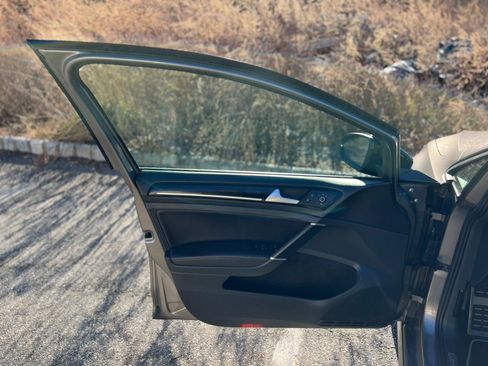 Used 2016 Volkswagen Golf 4-Door image 32