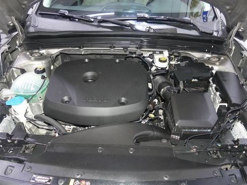 Used 2022 Volvo XC40 T5 Momentum image 14