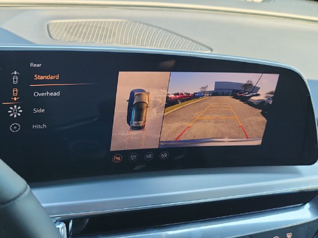 Used 2024 Cadillac Lyriq Luxury AWD/4WD image 32