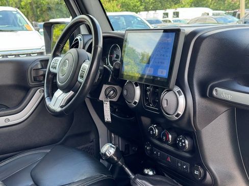 Used 2016 Jeep Wrangler Unlimited Rubicon AWD/4WD image 6