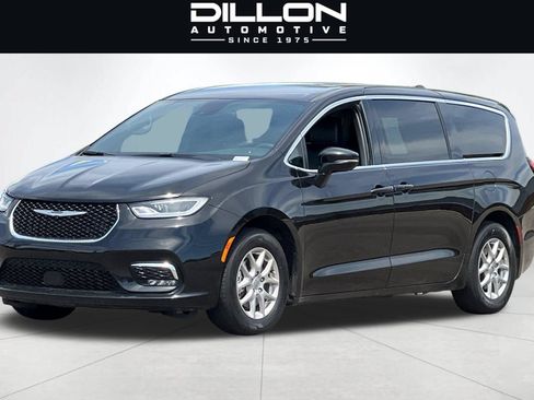 Used 2025 Chrysler Pacifica Select FWD image 8