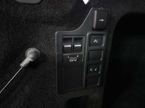 Used 2023 Land Rover Discovery S R-Dynamic image 7