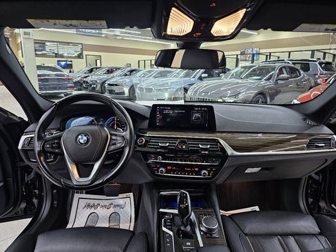 Used 2019 BMW 530e w/ Premium Package image 28