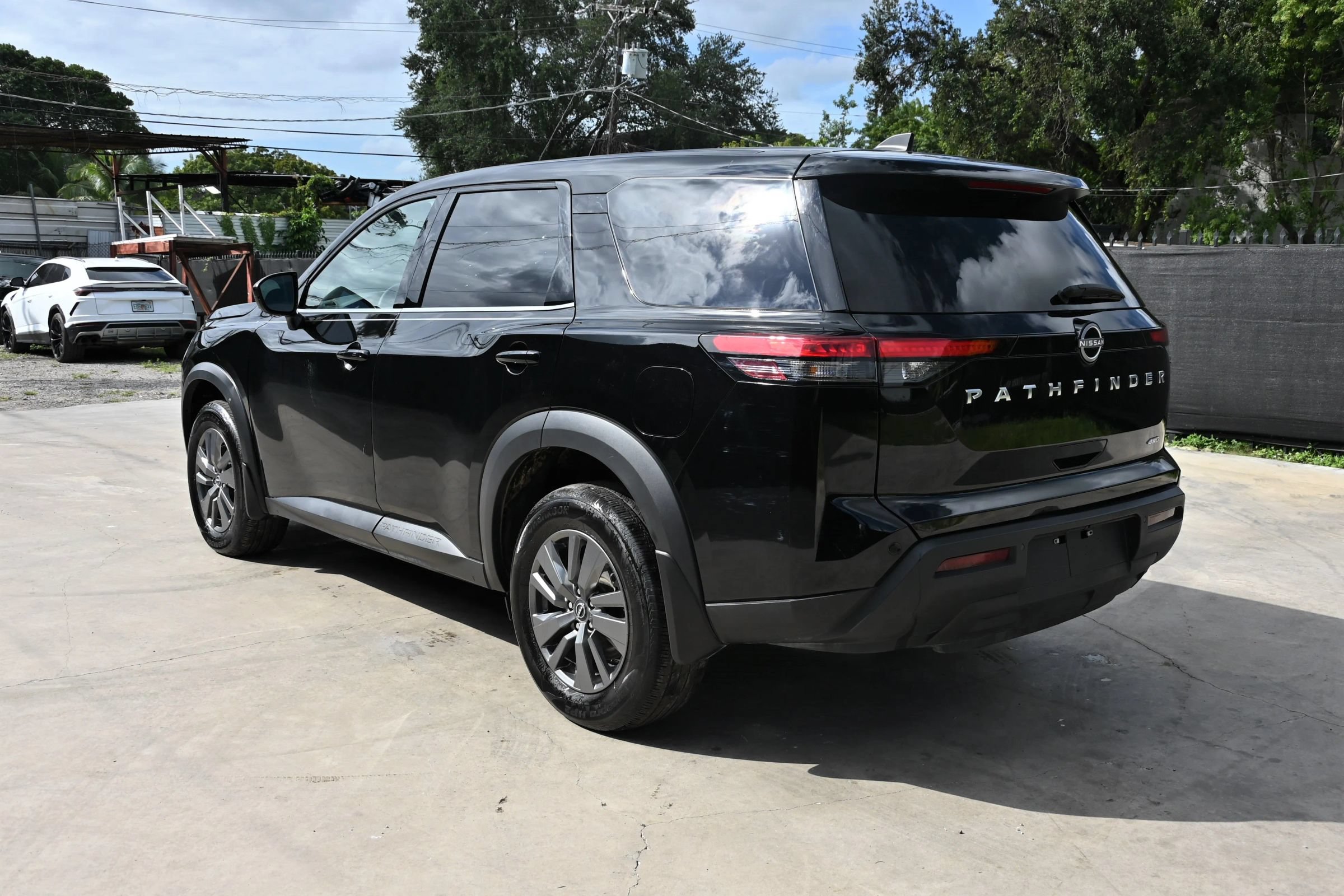 Used 2025 Nissan Pathfinder S AWD/4WD image 3