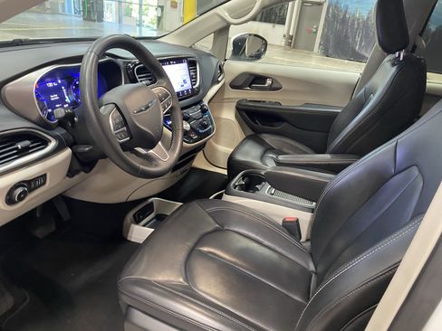 Used 2023 Chrysler Pacifica Touring-L FWD image 10