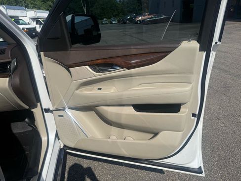 Used 2017 Cadillac Escalade Premium Luxury AWD/4WD image 17