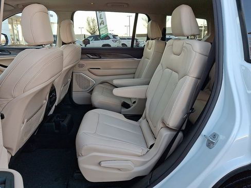 Used 2022 Jeep Grand Cherokee L Limited image 11