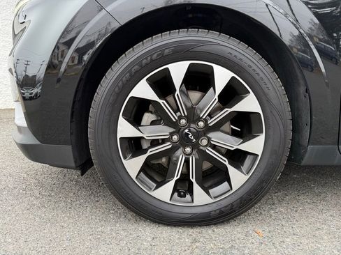 Used 2023 Kia Carnival EX image 20