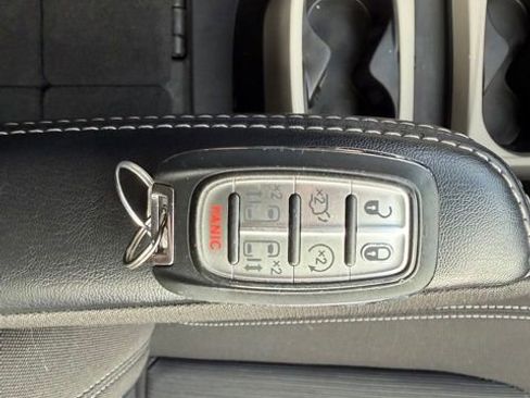 Used 2023 Chrysler Voyager LX image 25