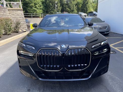 Used 2026 BMW 750e xDrive image 3