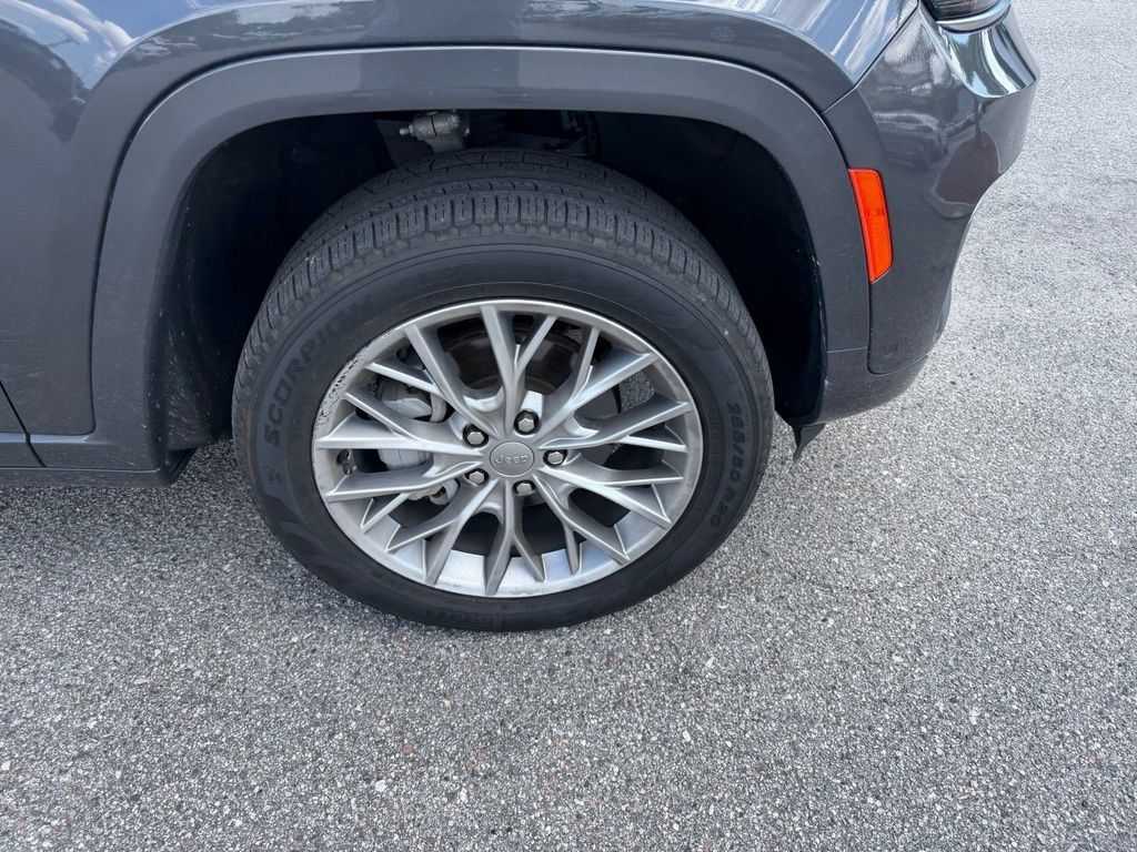Used 2023 Jeep Grand Cherokee Summit AWD/4WD image 4