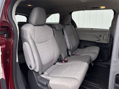 Used 2024 Toyota Sienna LE image 30