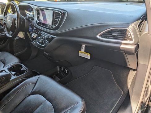 Certified 2021 Chrysler Pacifica Touring-L w/ S Appearance Package image 30