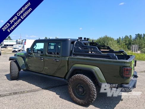 Used 2023 Jeep Gladiator Sport AWD/4WD image 4