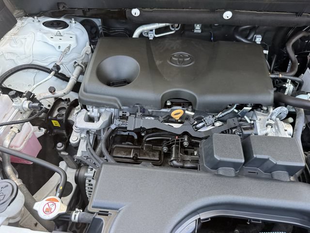 Used 2025 Toyota RAV4 XLE FWD image 33