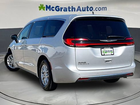 Used 2024 Chrysler Pacifica Touring-L FWD image 5