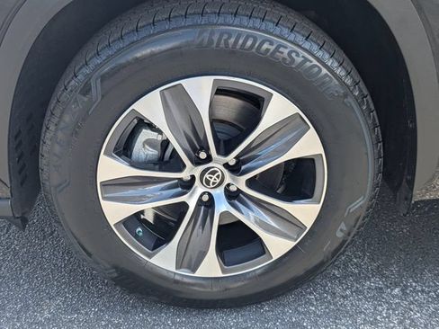 Used 2022 Toyota Highlander XLE FWD image 11