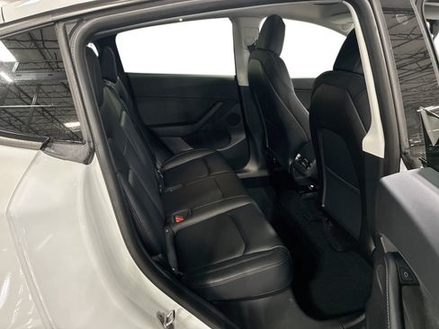 Certified 2021 Tesla Model Y Long Range AWD/4WD image 11