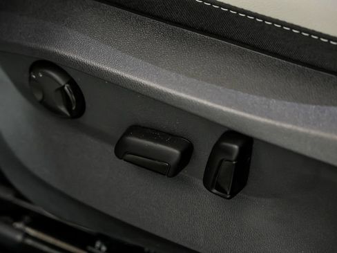 Used 2025 Volkswagen Taos SE w/ Panoramic Sunroof Package image 16