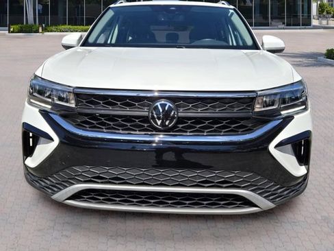Certified 2023 Volkswagen Taos SE FWD image 2