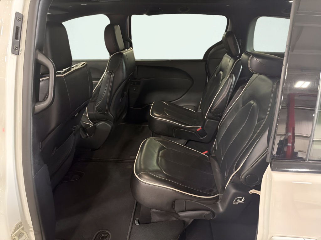 Used 2025 Chrysler Pacifica Limited FWD image 10