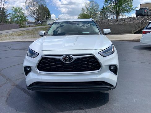 Used 2022 Toyota Highlander XLE image 2
