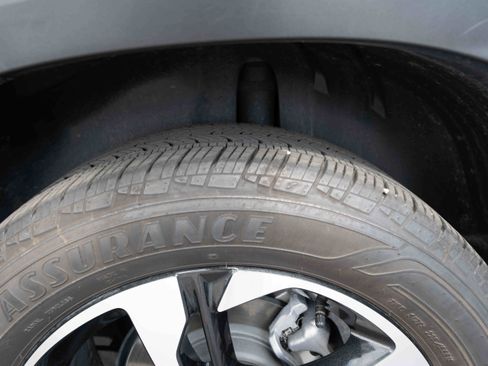 Used 2025 Chevrolet Trax RS w/ Sunroof Package FWD image 30