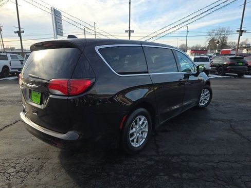 Used 2017 Chrysler Pacifica Touring image 6