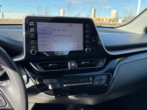 Used 2022 Toyota C-HR XLE image 19