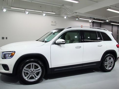 Certified 2023 Mercedes-Benz GLB 250 4MATIC image 4