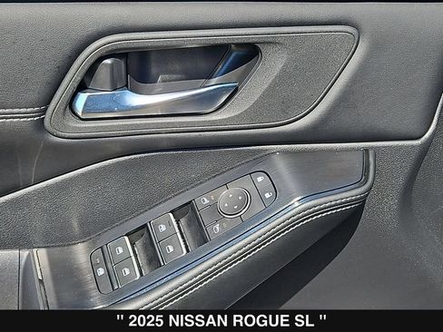 Used 2025 Nissan Rogue SL AWD/4WD image 15
