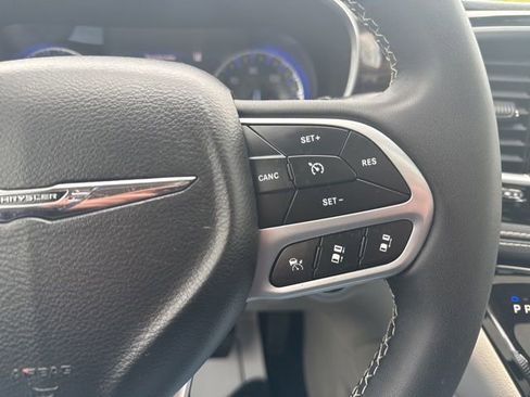 Used 2022 Chrysler Pacifica Limited AWD/4WD image 11