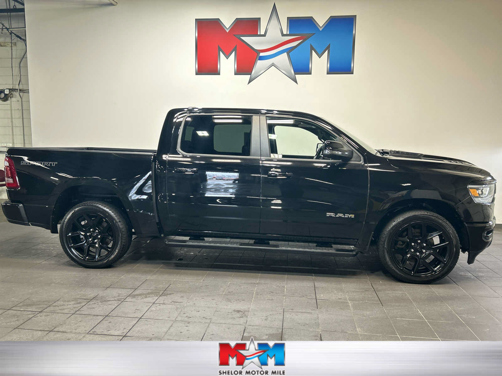 Used 2023 RAM 1500 Laramie AWD/4WD image 1