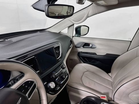 Used 2018 Chrysler Pacifica Limited FWD image 7
