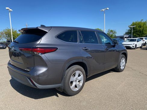 Used 2023 Toyota Highlander LE image 4