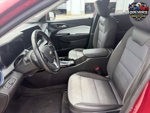 Used 2025 Chevrolet Trax LT w/ LT Convenience Package FWD image 11