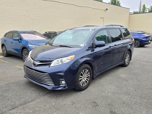 Used 2020 Toyota Sienna XLE w/ XLE Navigation Package FWD image 3