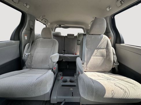Used 2015 Toyota Sienna LE FWD image 13