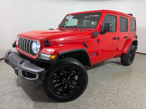 Used 2025 Jeep Wrangler Sahara w/ Safety Group image 18