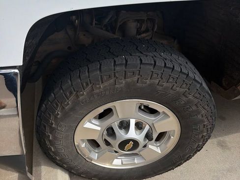 Used 2018 Chevrolet Silverado 2500 LT AWD/4WD image 2