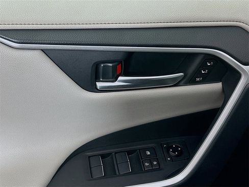 Used 2019 Toyota RAV4 Limited image 18