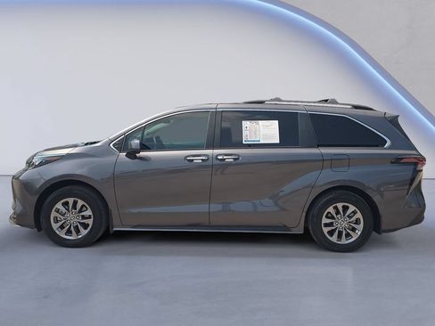 Used 2025 Toyota Sienna XLE w/ XLE Plus Package FWD image 2