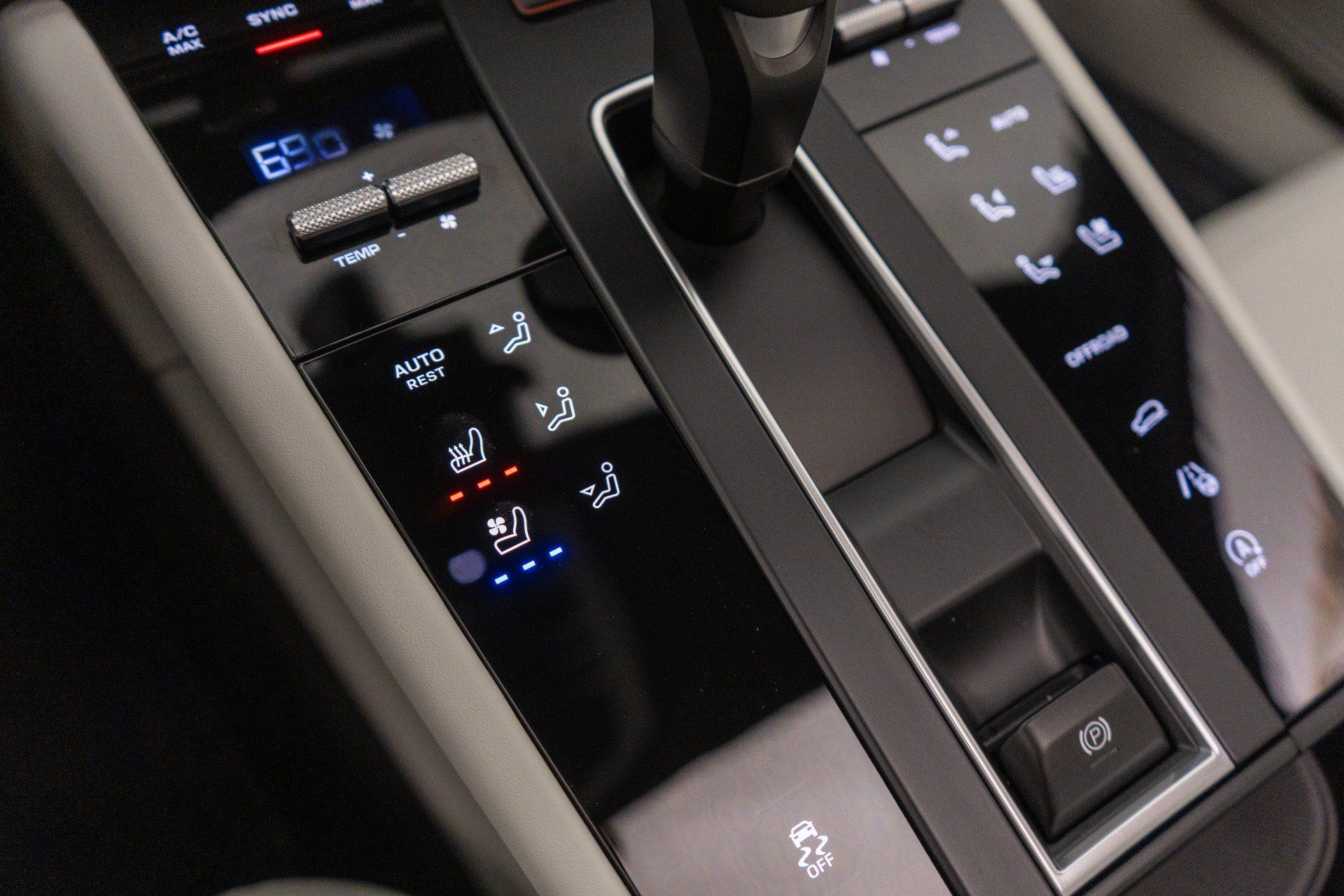 Used 2026 Porsche Macan AWD/4WD image 31