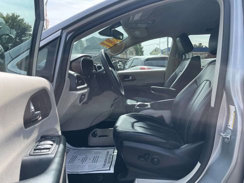 Used 2020 Chrysler Voyager Lxi image 9